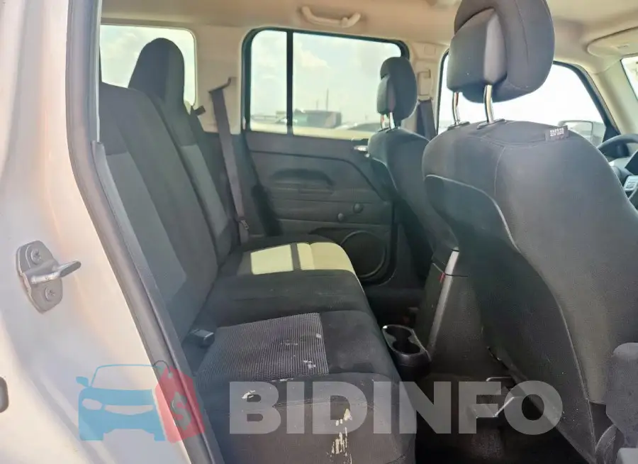 1C4NJPBB0HD208815 Photo# 11
