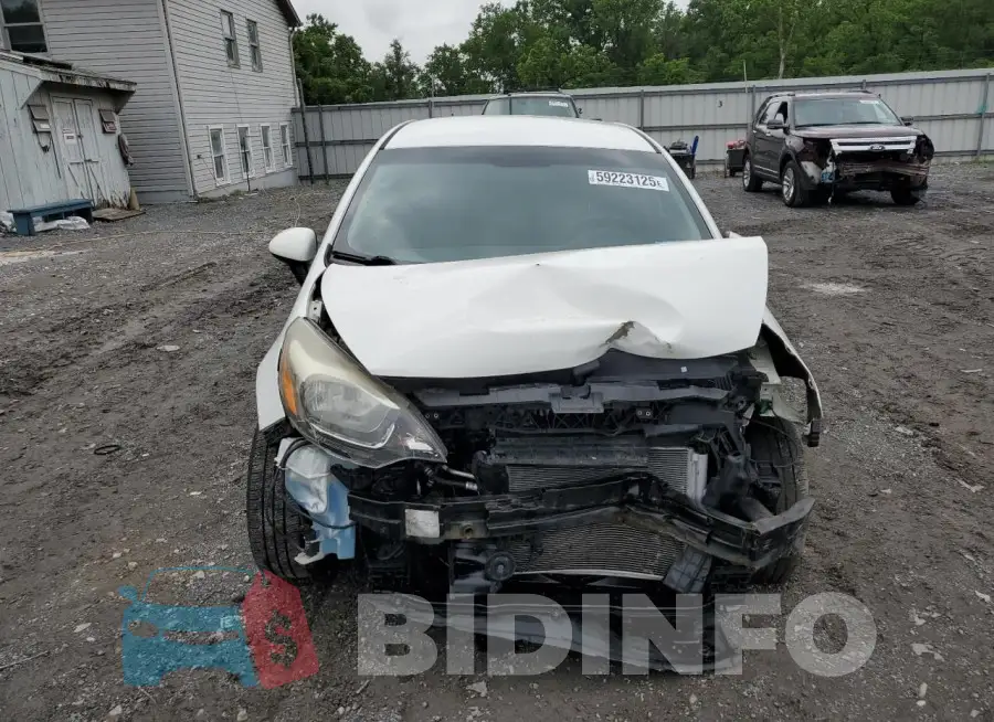 KNADM4A32G6578627 Photo# 5