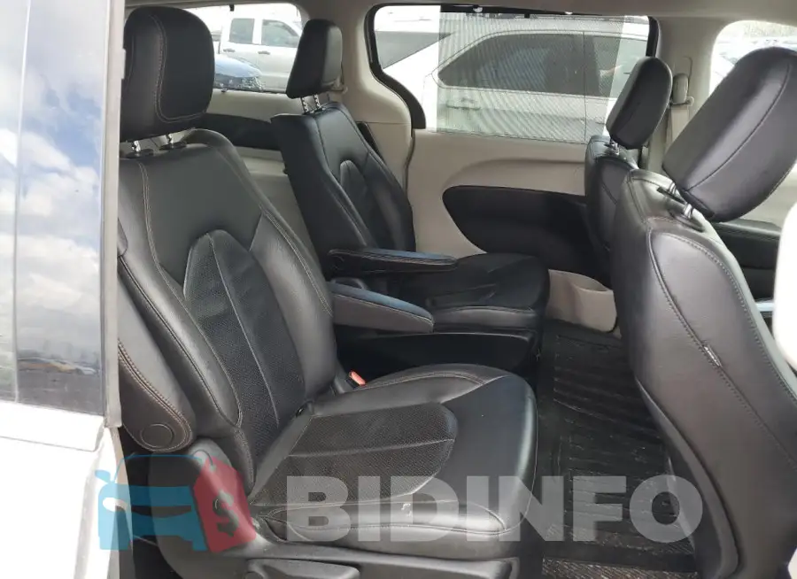 2C4RC1L77JR229862 Photo# 10
