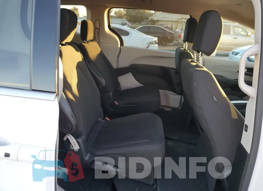 2C4RC1DG0HR571744 Photo# 11