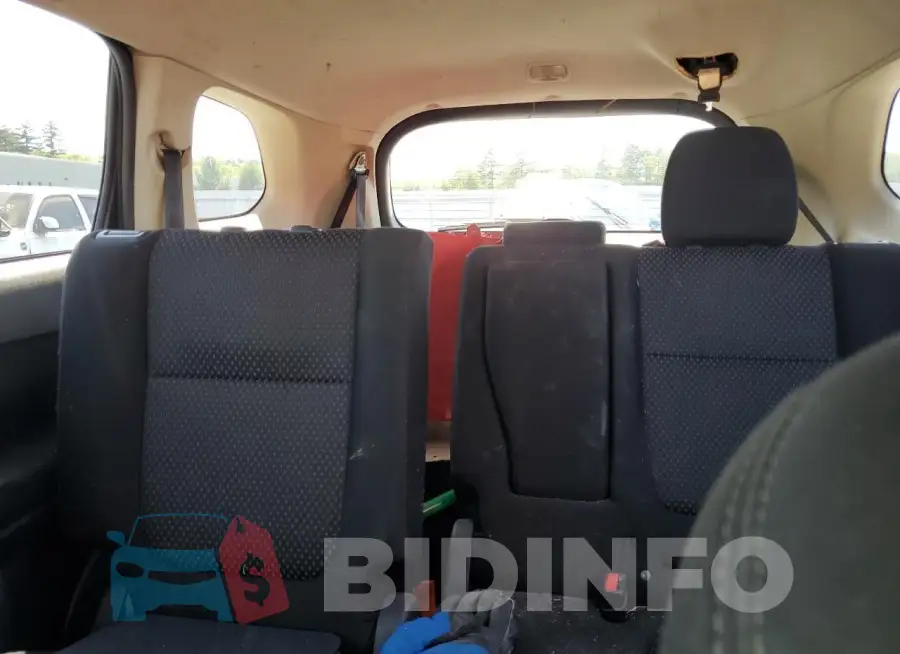 JA4AD2A34JZ005643 Photo# 10