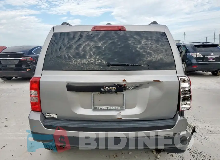 1C4NJPBA2GD527963 Photo# 6