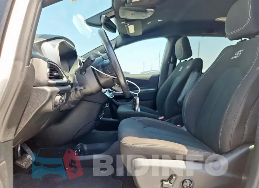 2C4RC1H76LR282371 Photo# 7