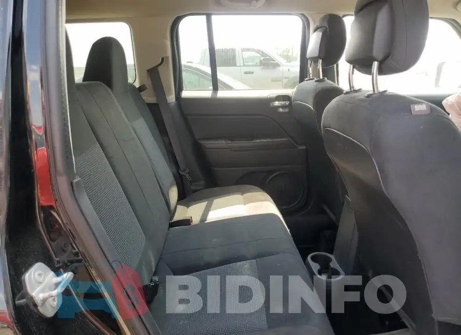 1C4NJPBB2GD575598 Photo# 11