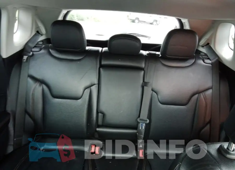 3C4NJDCB2LT208735 Photo# 10
