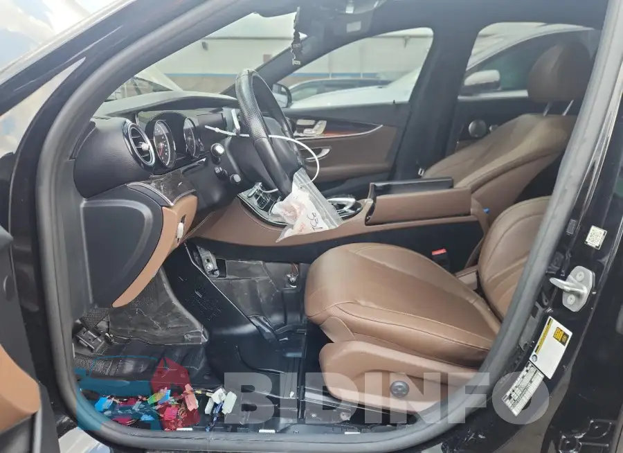 WDDZF4KB4HA063142 Photo# 7