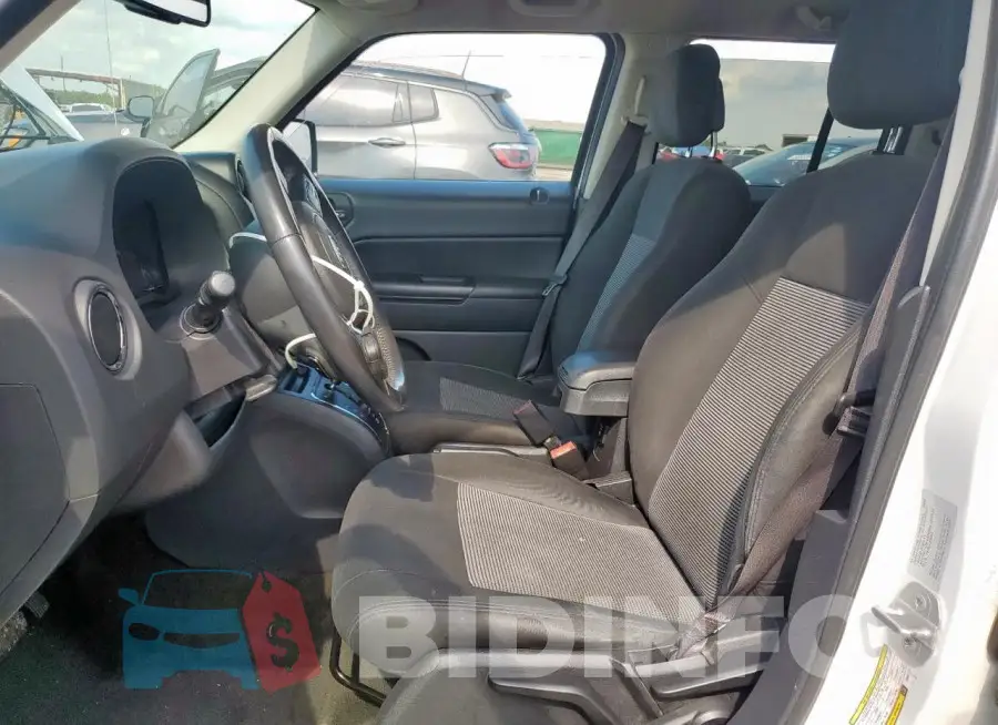 1C4NJPFB5GD601072 Photo# 7