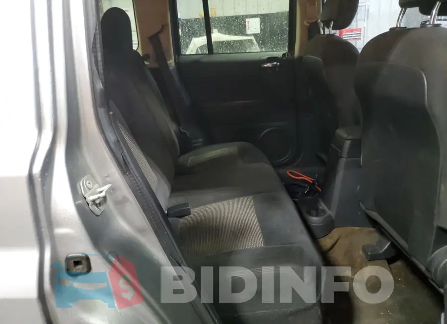 1C4NJPBA3GD715181 Photo# 11