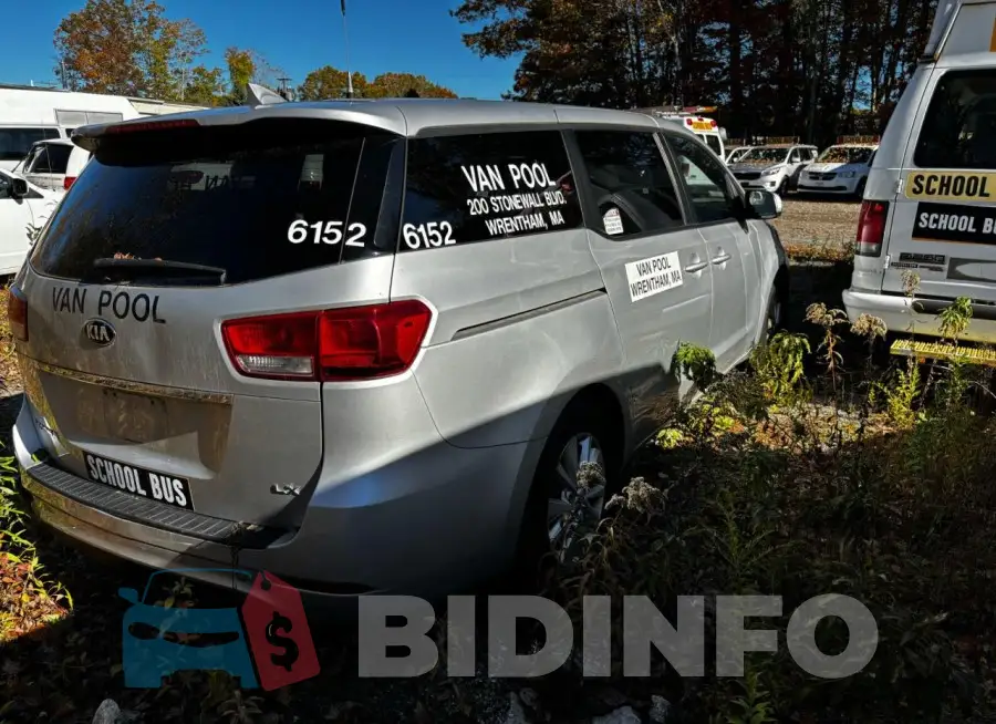 KNDMB5C19J6381925 Photo# 4