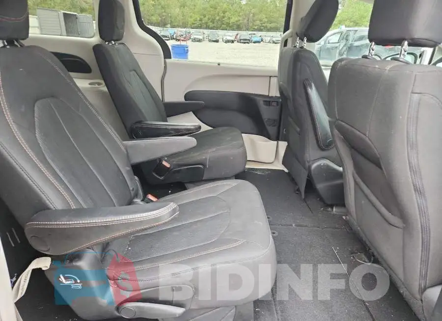 2C4RC1FG5JR261687 Photo# 11