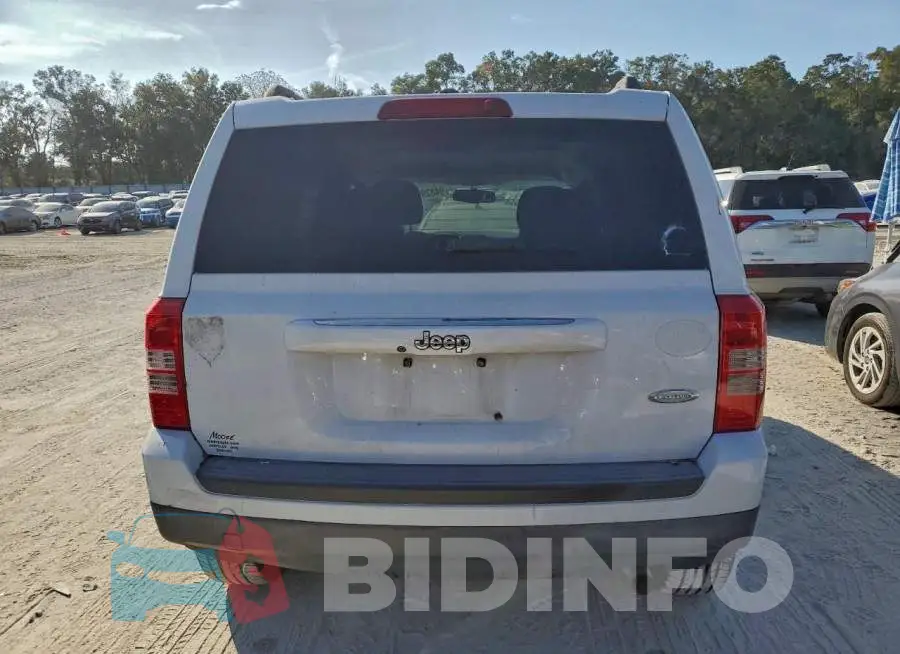 1C4NJPFB7GD562694 Photo# 6