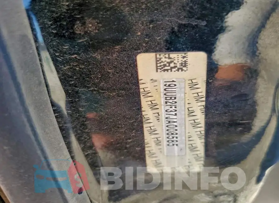19UUB2F37JA008585 Photo# 12