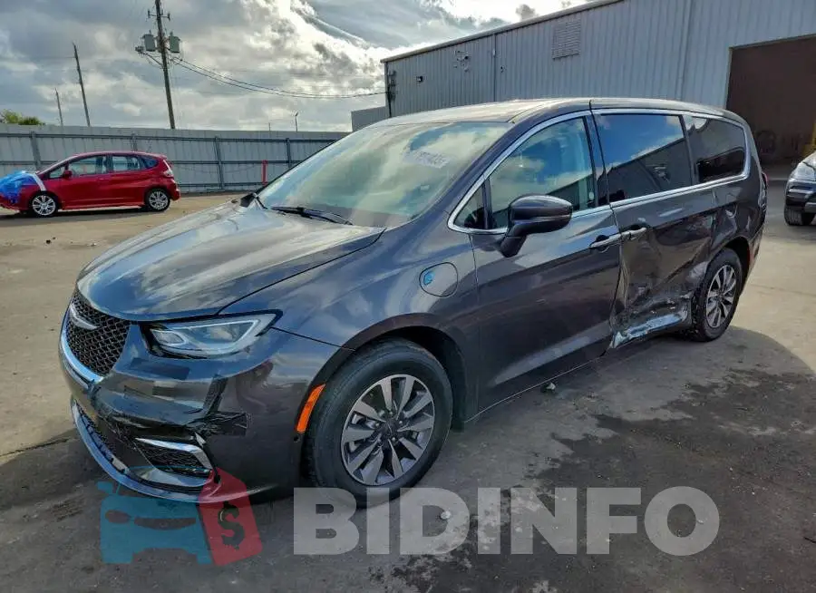 2C4RC1L79NR136993 Photo# 1