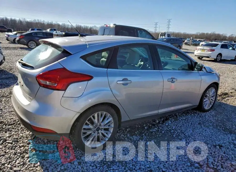 1FADP3N23JL252243 Photo# 3