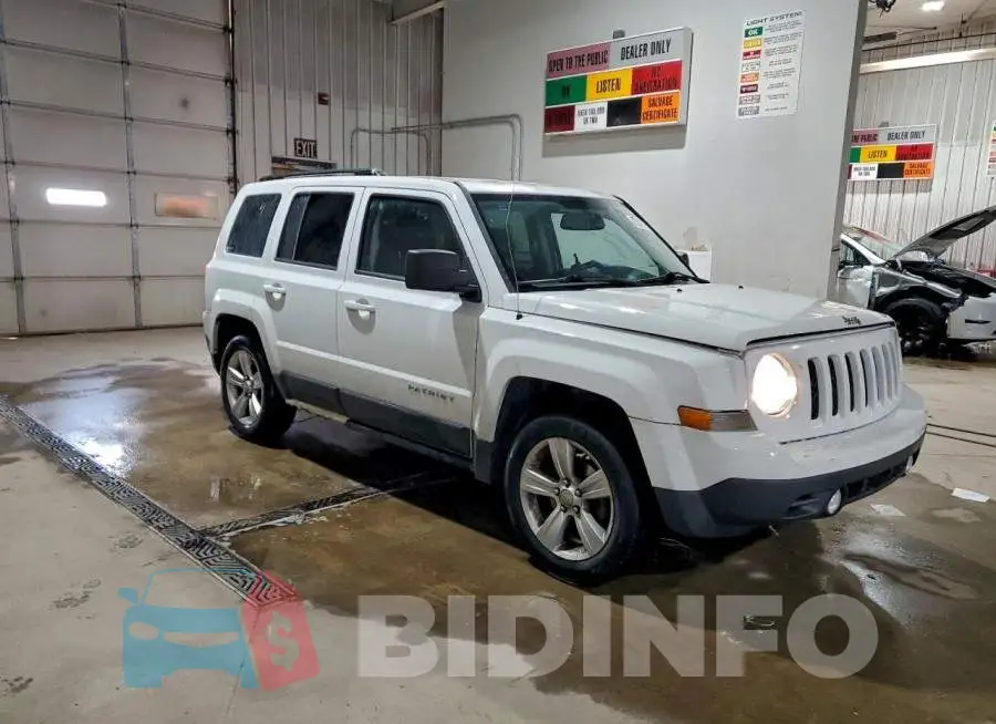 1C4NJPFB2HD183846 Photo# 4