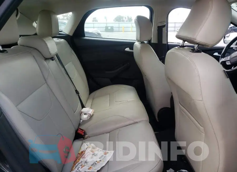 1FADP3N2XJL295882 Photo# 10