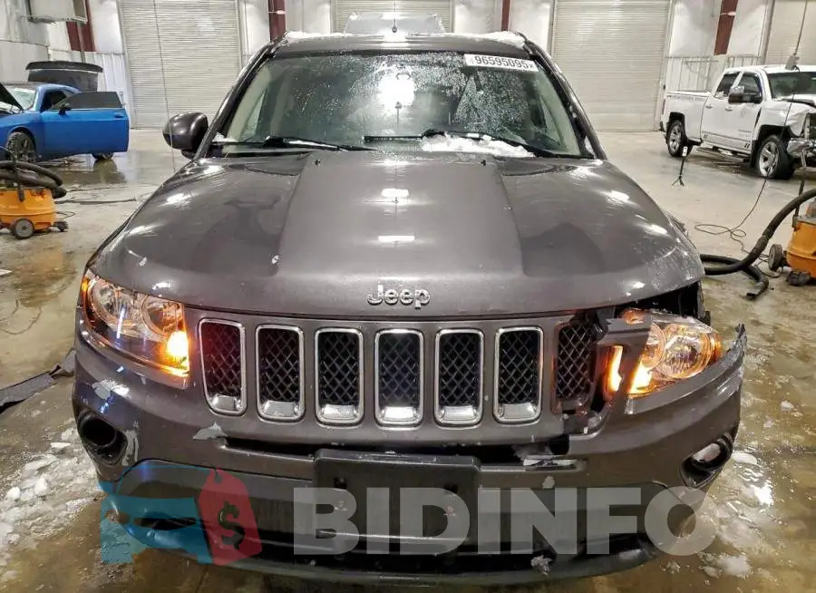 1C4NJDEB5HD158763 Photo# 5