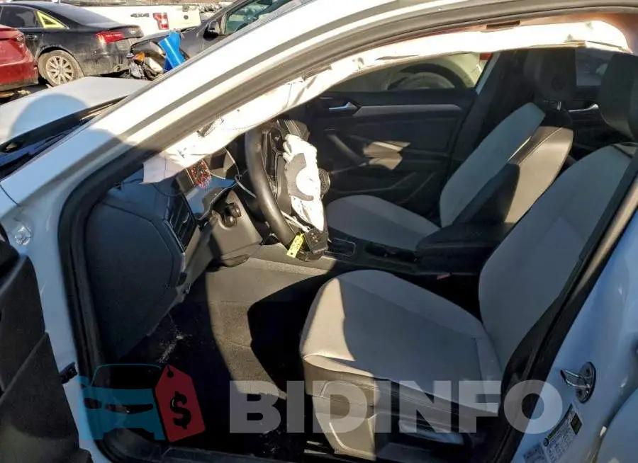 3VWCB7BU8KM213517 Photo# 7