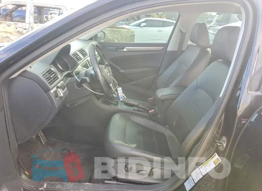 1VWDT7A38HC056947 Photo# 7