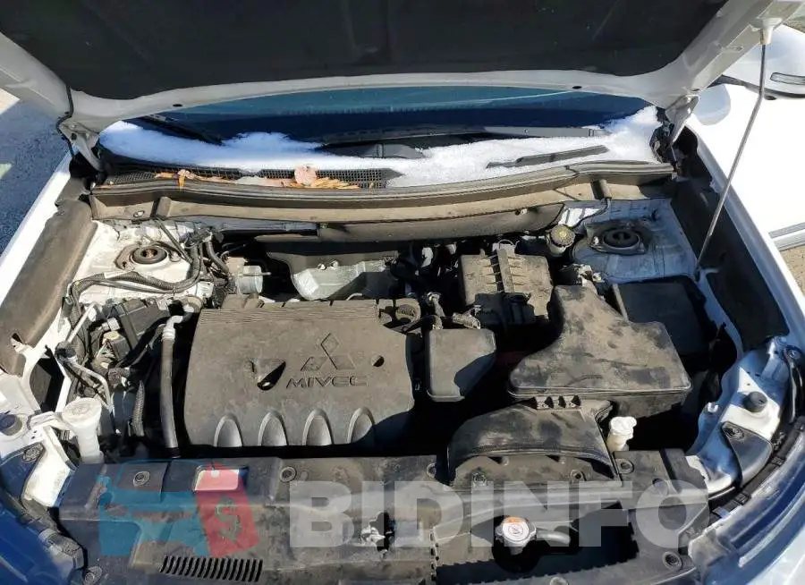JA4AD3A33JZ000746 Photo# 12