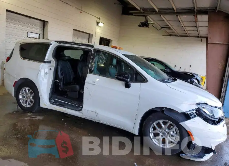 2C4RC1CG6SR533895 Photo# 4