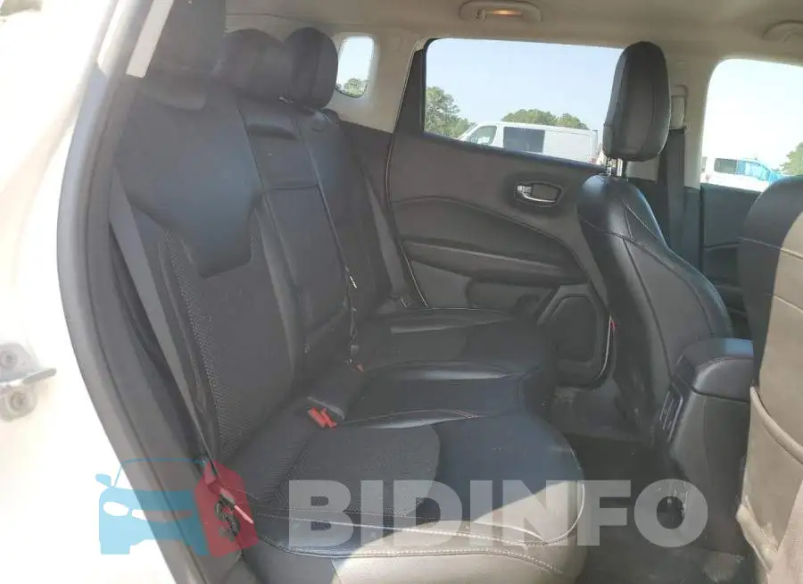3C4NJDDB4LT105749 Photo# 11