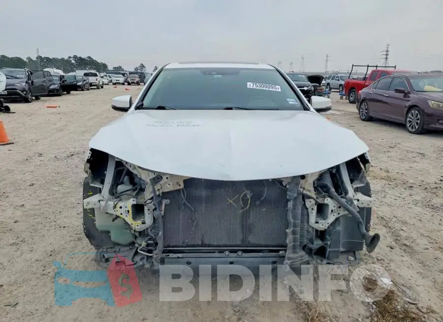 19UUB3F72JA002363 Photo# 5