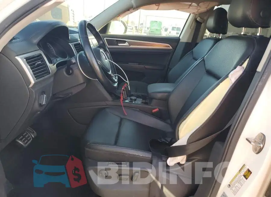 1V2RR2CA9JC565326 Photo# 7