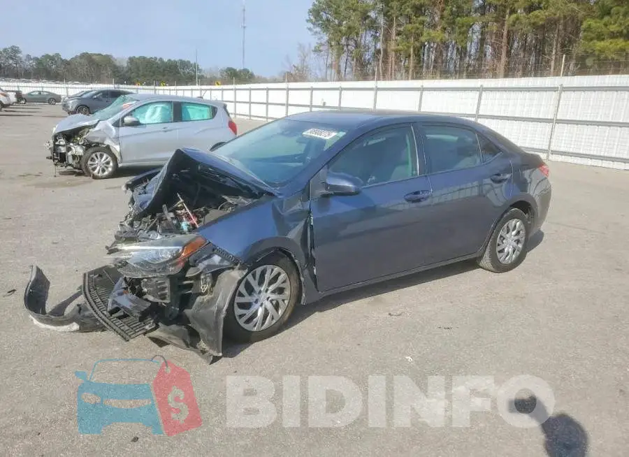 2T1BURHE3JC977948 Photo# 1