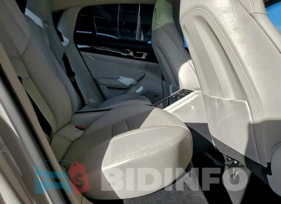 WP0AA2A76JL119437 Photo# 10