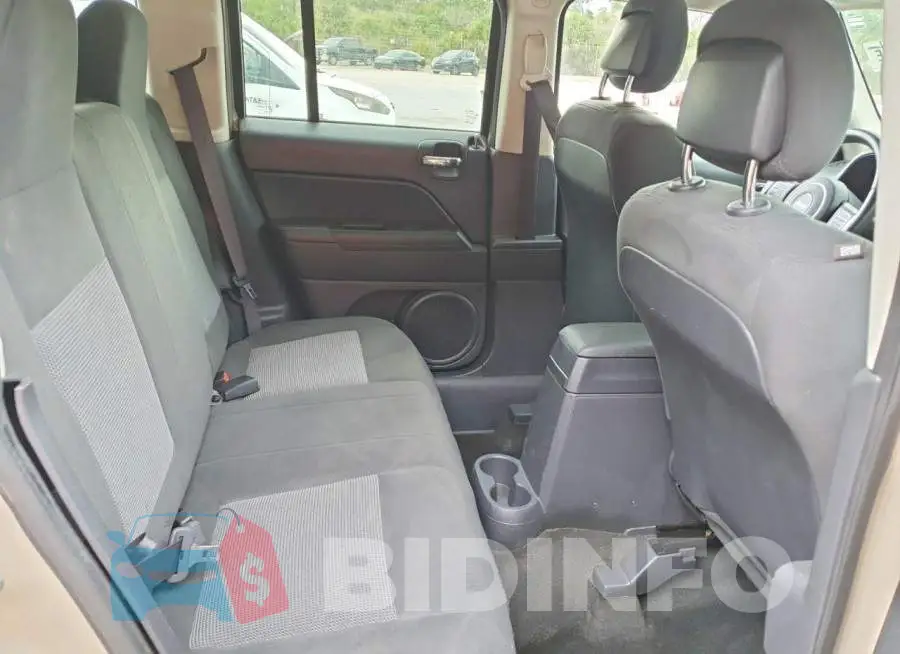 1C4NJRFB7HD107678 Photo# 10