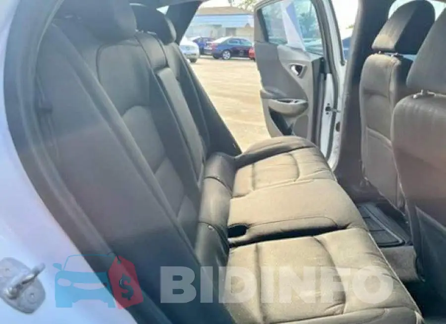 1G1ZB5ST0HF136071 Photo# 6