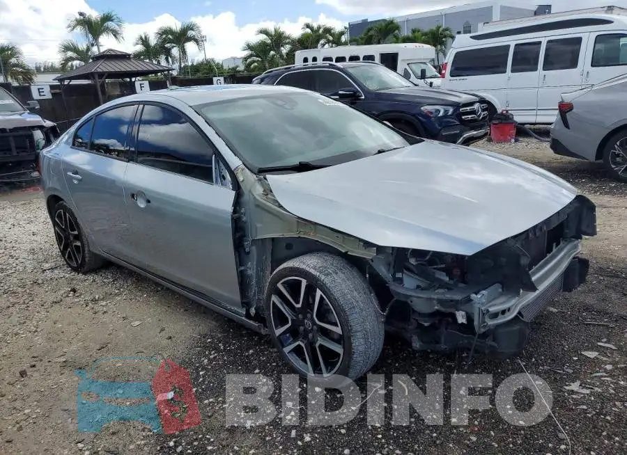 YV126MFL2J2453293 Photo# 4