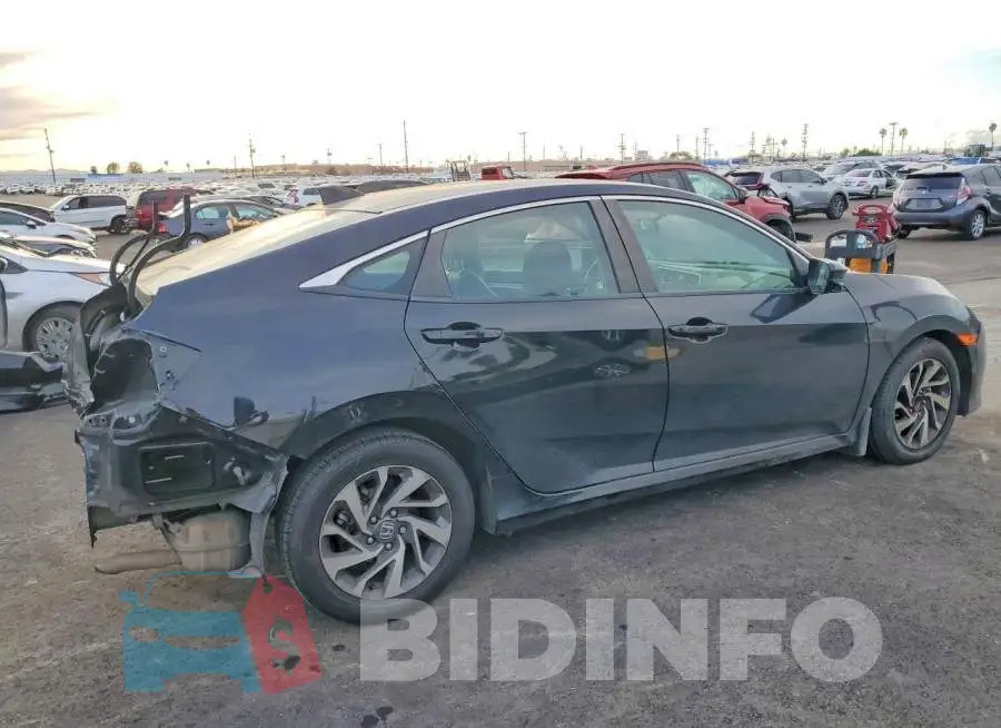19XFC2F83JE021749 Photo# 3