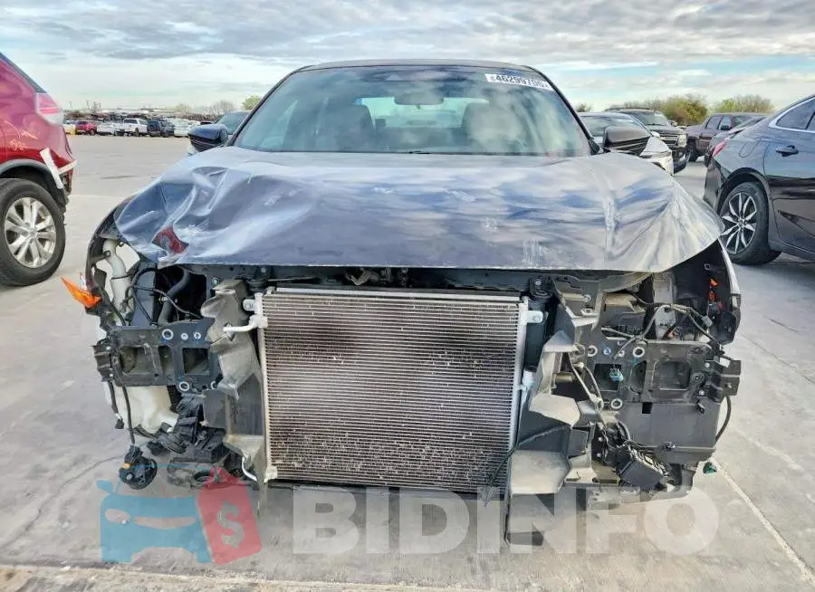 19XFC2F83KE010820 Photo# 5