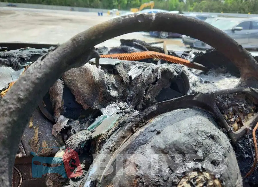 4JGED6EB9KA149586 Photo# 9