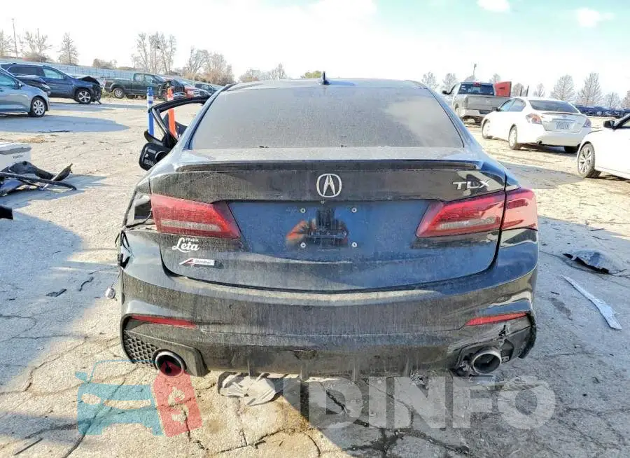 19UUB2F68JA013157 Photo# 6