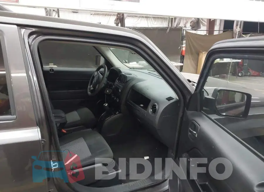 1C4NJPBB2HD202093 Photo# 5