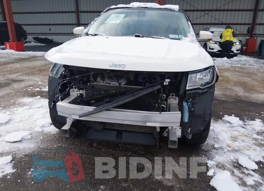 3C4NJDCB4LT132841 Photo# 6