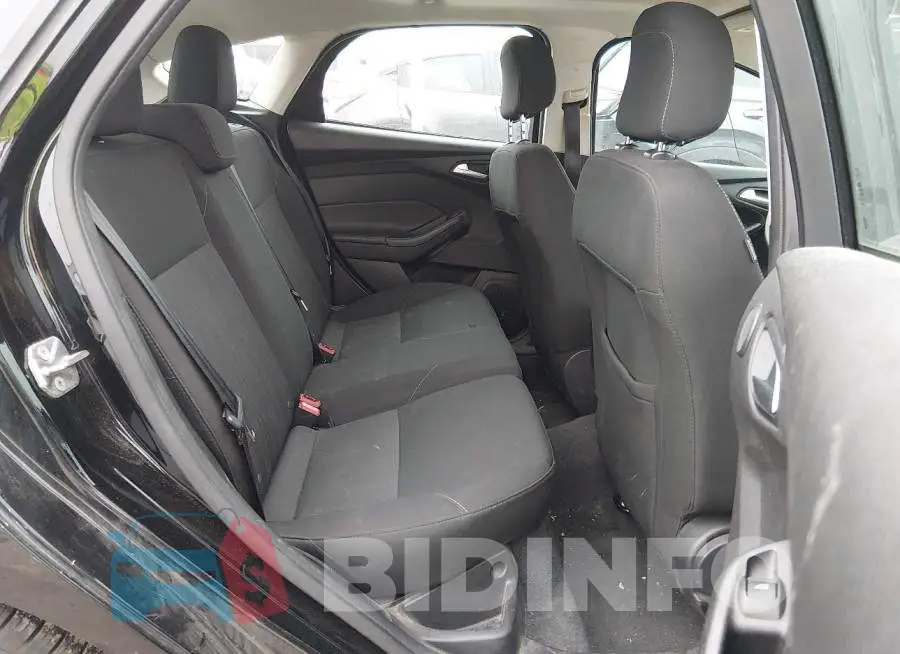 1FADP3M25JL314159 Photo# 8